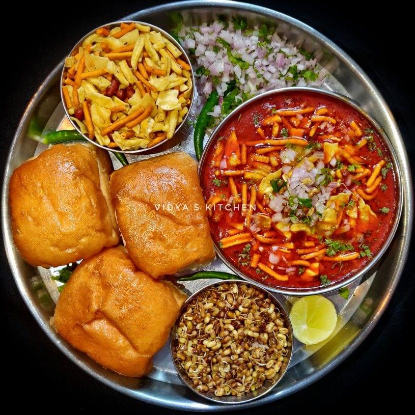 https://nehasvibe.com/maharashtrian-style-misal-pav-recipie/